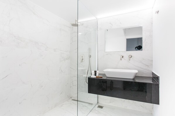 Apartment | Bathroom | Shower, free toiletries, hair dryer, towels