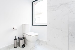 Apartment | Bathroom | Shower, free toiletries, hair dryer, towels