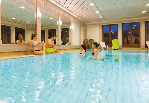 Una piscina cubierta