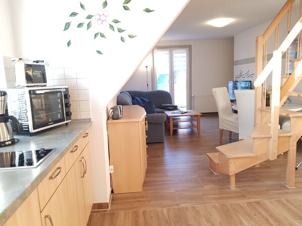 Studio familial, balcon | Salle de séjour | Téléviseur à écran plat, lecteur de DVD