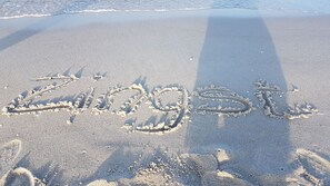 Zand met de tekst 'ZingSt' erin.