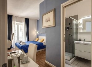 三人房 | 客房内保险箱、办公桌、免费 WiFi