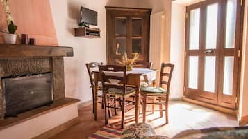 Family House, 2 Bedrooms | In-room dining