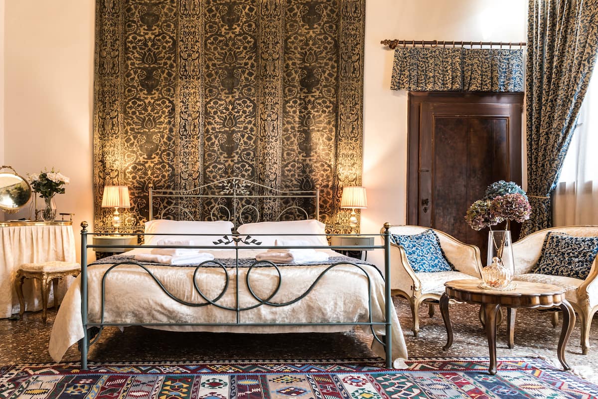 Suite familiare, letti multipli, non fumatori, vista cortile | Biancheria in cotone egiziano, copriletto in piuma