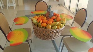 يتم تقديم الغداء والعشاء 
