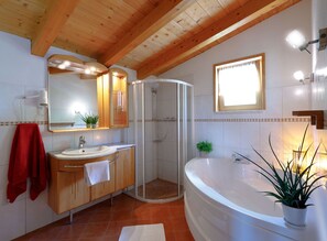 Apartment, 2 Bedrooms (Edelweiss, incl. 75 EUR Cleaning Fee) | Bathroom | Hair dryer, towels - Landhaus Kitzblick (Piesendorf)