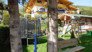 Area giochi per bambini (all'aperto)