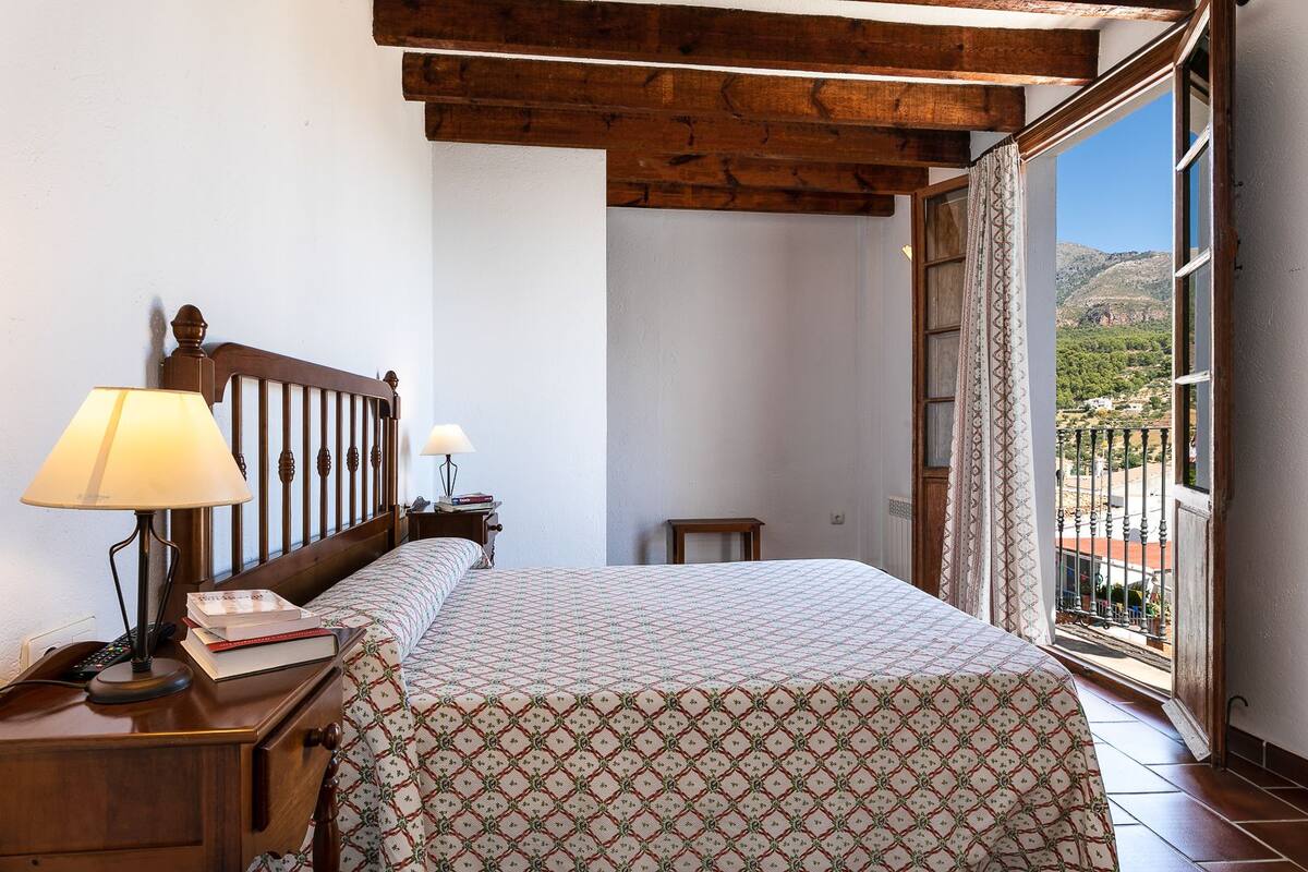 In-room safe, bed sheets