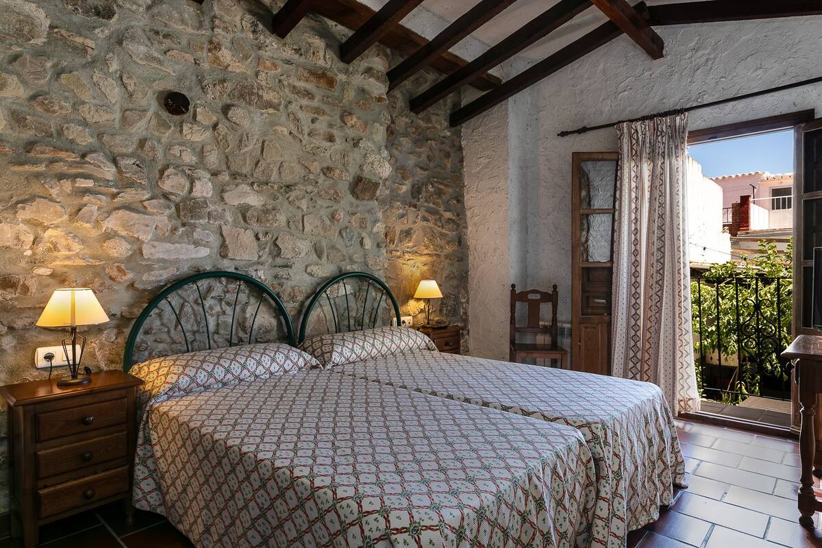 In-room safe, bed sheets