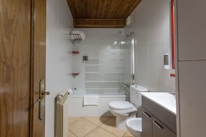 Chambre Double Standard, 1 trĂšs grand lit | Salle de bain | Articles de toilette gratuits, sĂšche-cheveux, bidet, serviettes fournies