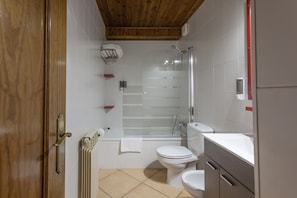 Habitación Confort doble | Baño | Bañera, artículos de higiene personal de diseño, secador de pelo y bidé