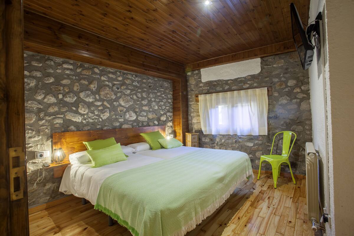 Habitación estándar doble, 1 cama de matrimonio grande | Ropa de cama de alta calidad y edredones de plumas