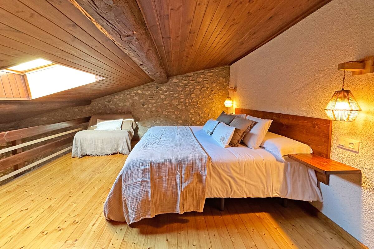 Dúplex superior, 1 habitación, balcón, vistas a la montaña | Ropa de cama de alta calidad y edredones de plumas