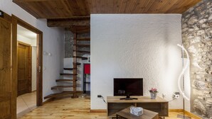 Dúplex superior, 1 habitación, balcón, vistas a la montaña | Sala de estar