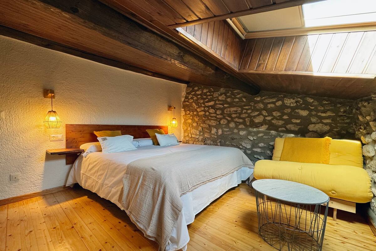 Dúplex estándar, 1 habitación, vistas al patio | Ropa de cama de alta calidad y edredones de plumas