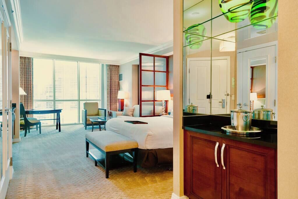 1 slaapkamer, een kluis op de kamer, een bureau