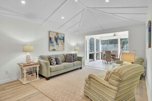 Una Smart TV, una mesa de tenis de mesa