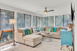 Una Smart TV, una mesa de tenis de mesa