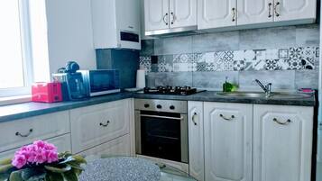 Frigorífico, microondas, horno y placa de cocina