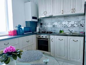 Geladeira, micro-ondas, fogão, cooktop