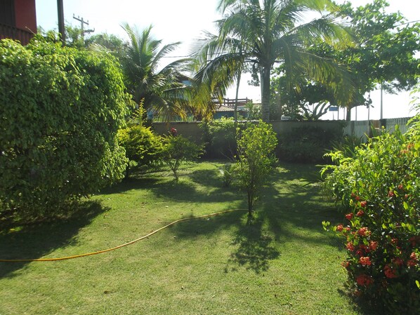 Property grounds - Newly renovated house with barbecue, 300 meters from Cordeirinho beach. (Maricá)