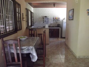 Dining - Newly renovated house with barbecue, 300 meters from Cordeirinho beach. (Maricá)