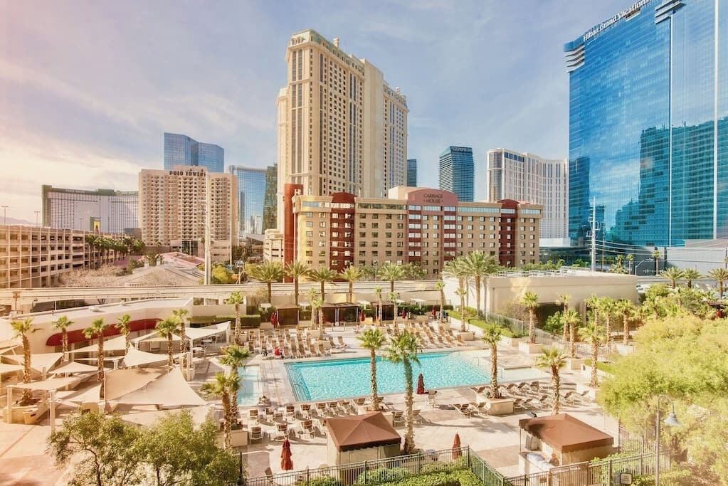 Een buitenzwembad en een verwarmd zwembad