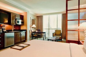 1 bedroom, in-room safe, desk, blackout curtains - No Resort Fee ! Strip View Suite - Pools & Parking (Las Vegas)