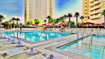 Una piscina al aire libre, una piscina climatizada