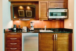 Kühlschrank, Mikrowelle, Herdplatte, Wasserkocher mit Kaffee-/Teezubehör