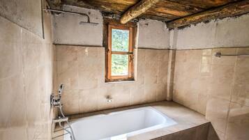 Chuveiro, chinelos, toalhas de banho