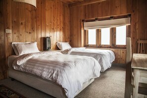 Egyptian cotton sheets, premium bedding, desk, blackout curtains - Kyirmu Lodge Phaplu (Phaplu)