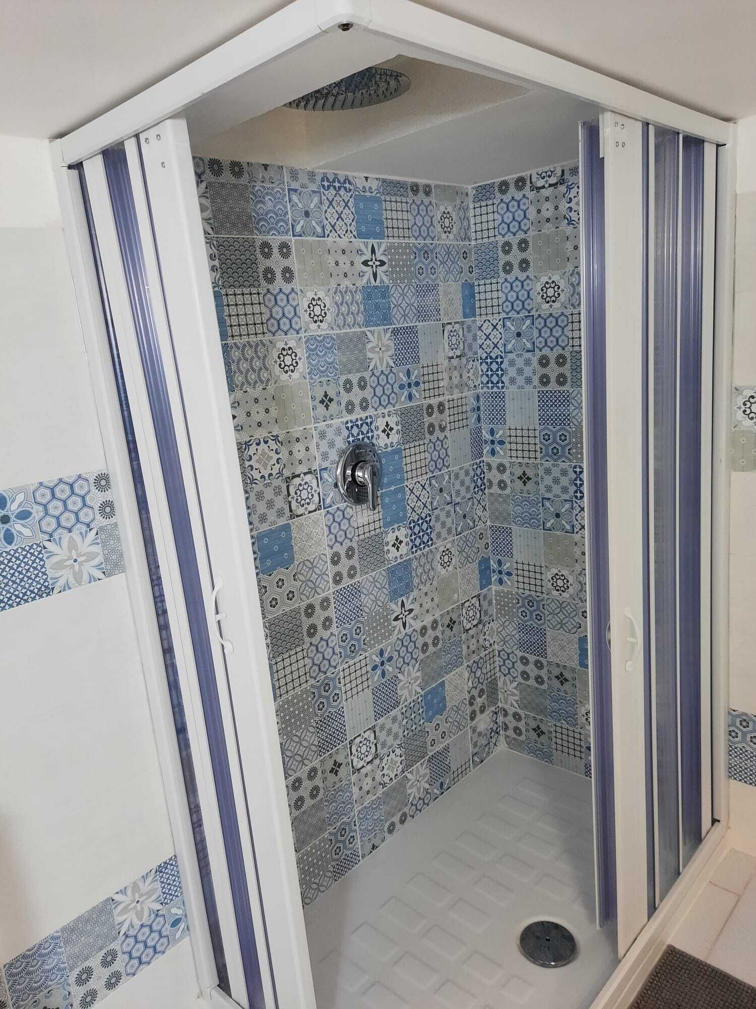 Bathtub, hair dryer, bidet, towels