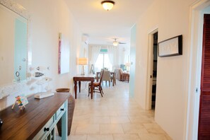 Condo, várias camas, para não fumantes, vista para a praia | Banheiro | Produtos de toalete grátis, secador de cabelo, toalhas de banho 