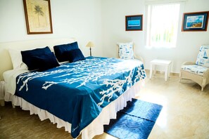 Leilighet, 1 kingsize-seng med sovesofa, ikke-røyk, strandutsikt | 1 soverom, individuelt dekorert, individuelt innredet og skrivebord