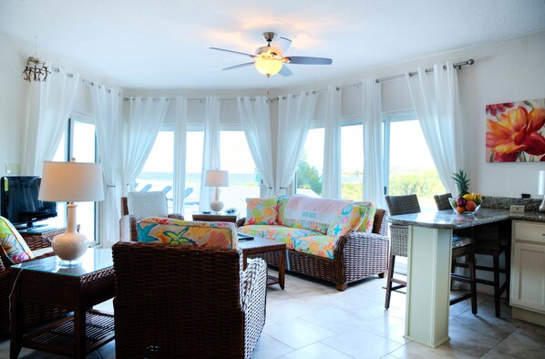 Condo, várias camas, para não fumantes, vista para a praia | 1 quarto, individualmente decorados, individualmente mobiliados