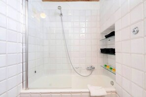 Combined shower/bathtub, hair dryer, bidet, towels - San Callisto - one of a kind house with garden (Roma)