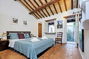 2 bedrooms, iron/ironing board, travel cot, free WiFi - San Callisto - one of a kind house with garden (Roma)