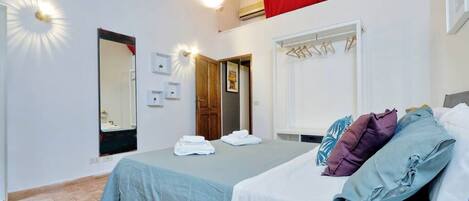2 quartos, ferros/tábuas de passar roupa, berço de viagem
