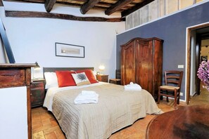 2 habitaciones, tabla de planchar con plancha y cuna de viaje 