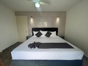 Junior Room, 1 King Bed, Hot Tub, Pool View