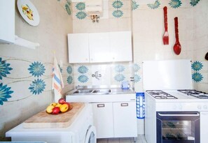Fridge, oven, stovetop, coffee/tea maker