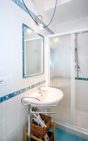 Dusche, Haartrockner, Bidet, Handtücher