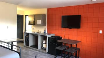 Family Suite, Kitchen | Private kitchen | Mini-fridge, microwave, coffee/tea maker