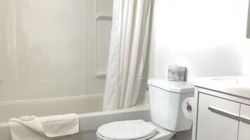 Habitación, 1 cama Queen size, para no fumadores | Baño | Tina con regadera, secadora de cabello, toallas