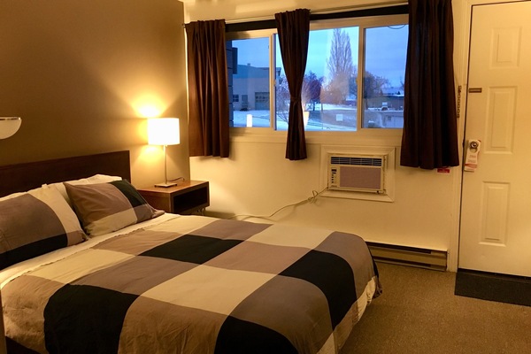 Room, 1 Queen Bed, Non Smoking | WiFi (free), bed sheets