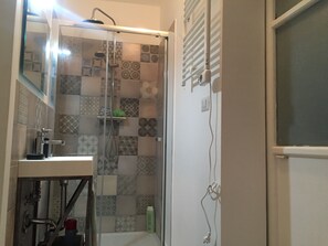 Secador de pelo y toallas
