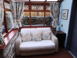 传统村舍, 2 间卧室, 无烟房, 花园 | 起居区 | 30-英寸纯平电视（配备数码频道）、电视、壁炉