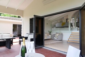 屋外ダイニングエリア