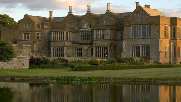 A large stone building with multiple windows and a pond in front. - Gorgeous Village Barn, nr Banbury / Chipping Norton - Cotswolds, Oxfordshire (Shutford)